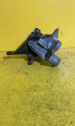 Mazda 6 Engine mounting bracket