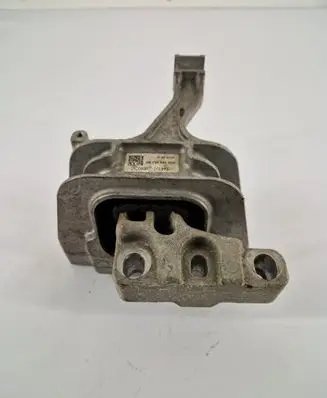 Volkswagen PASSAT B8 Engine mount bracket 5Q0199262BE