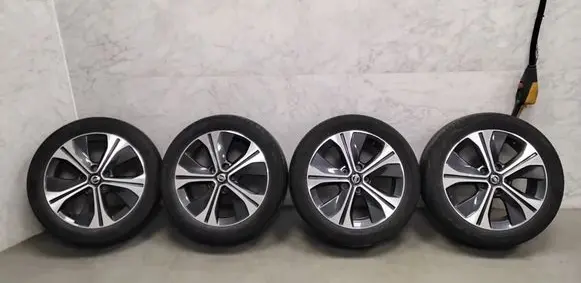 Nissan Leaf II (ZE1) R17 alloy rim 