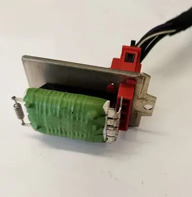 Volkswagen PASSAT B5 Heater blower motor/fan resistor 