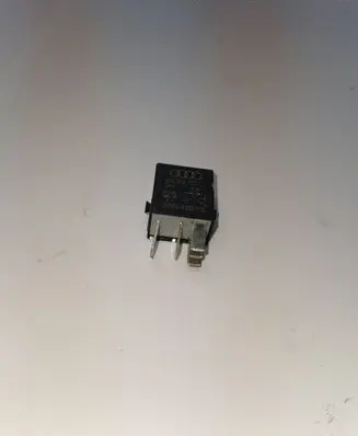 Volkswagen PASSAT B8 Other relay 4H0951253C