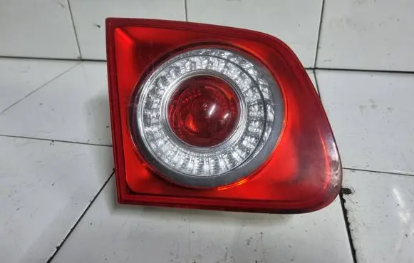 Volkswagen Jetta V Tailgate rear/tail lights 1K5945093 983151