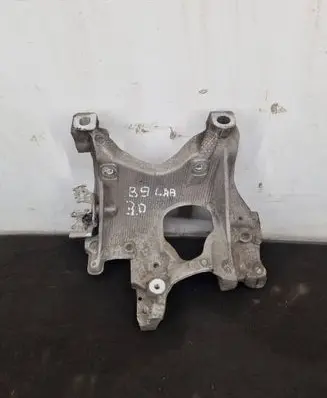 Engine mounting bracket