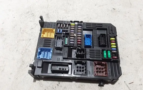 Peugeot 208 Other control units/modules 9832880380