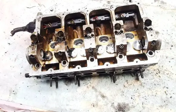 Volkswagen PASSAT B5 Engine head 0381033730