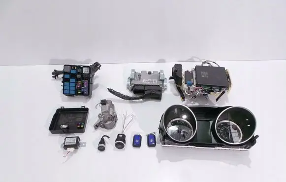 Suzuki Swift III Engine ECU kit and lock set 0261S16438 3391053R00