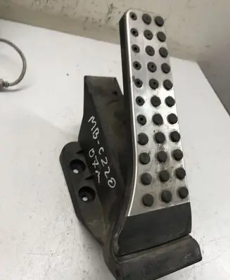Mercedes-Benz C W203 Accelerator throttle pedal A2043000204