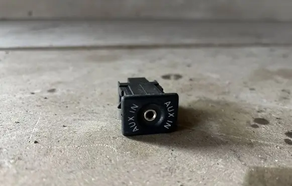 Volkswagen Transporter - Caravelle T5 AUX in-socket connector 5N0035724