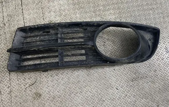 Volkswagen Touran I Front bumper lower grill 1T0853665