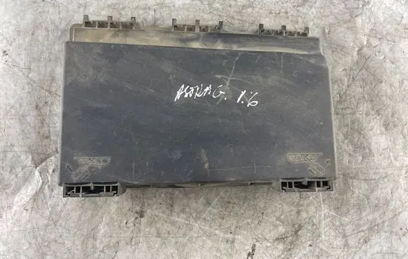 Opel Astra H Fuse box cover 13125865 74338200 015349241