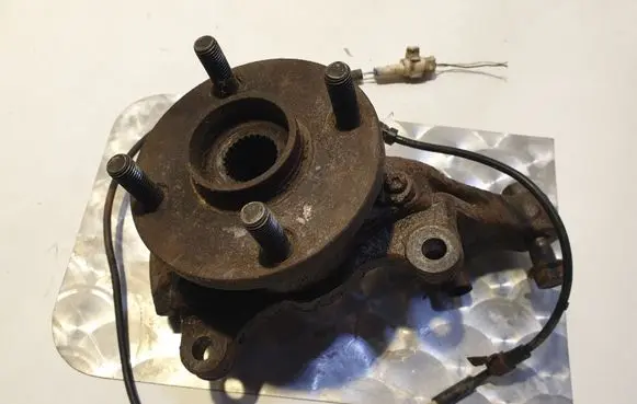 Toyota Corolla Verso E121 Front wheel hub