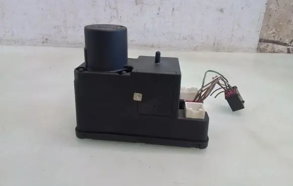 Audi A4 S4 B5 8D Central locking vacuum pump 4A0862257