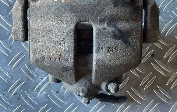Volkswagen Touran I Front brake caliper