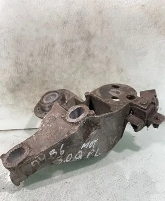 Audi A4 S4 B6 8E 8H Engine mounting bracket 8e0199352