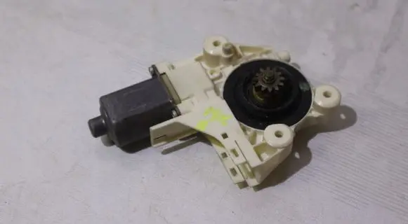 Ford Focus Front door window regulator motor 4M5T14553