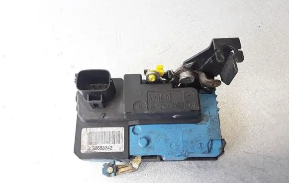 Volvo V70 Front door lock 30663042