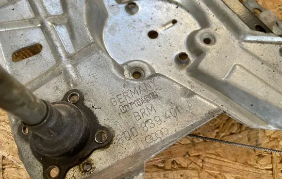 Rear door manual window regulator