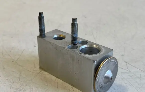 Opel Vivaro Air conditioning (A/C) expansion valve A31102300