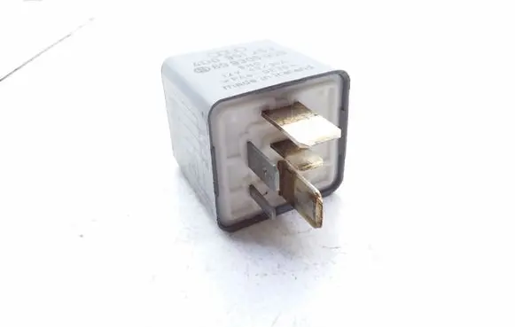 Volkswagen PASSAT B5 Hazard warning light relay 4D0951253