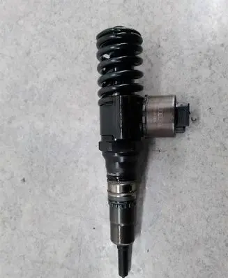 Volkswagen Golf Plus Fuel injector 