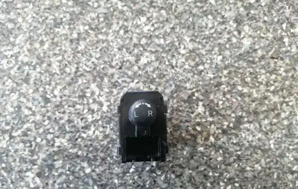 Nissan Leaf I (ZE0) Wing mirror switch
