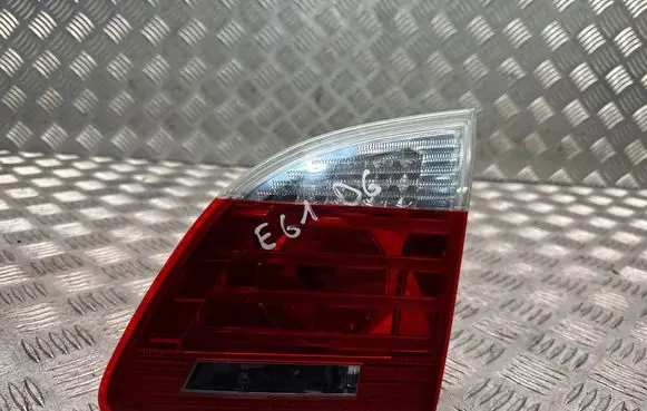 Tailgate rear/tail lights