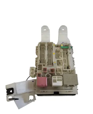 Toyota Auris 150 Fuse module 8273002130A 02097I11