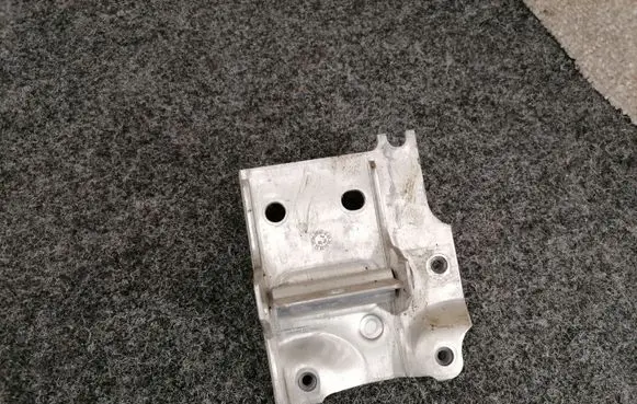 BMW 5 F10 F11 Radiator mount bracket 7186514