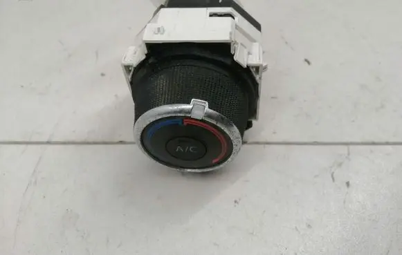 Toyota RAV 4 (XA40) Interior fan control switch 75F654
