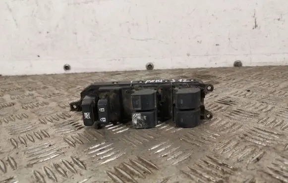 Toyota Prius (XW30) Electric window control switch 515220