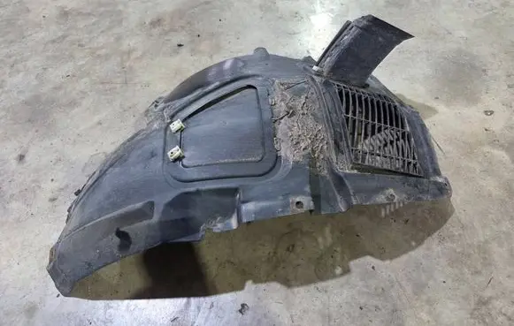 Front wheel arch liner splash guards