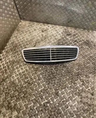 Mercedes-Benz E W211 Quarter panel pressure vent 2118800583 A2118800583