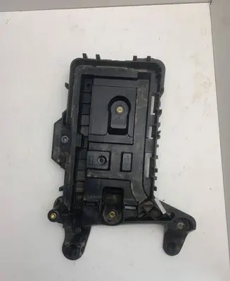 Volkswagen PASSAT B7 Battery tray 1K0915325B