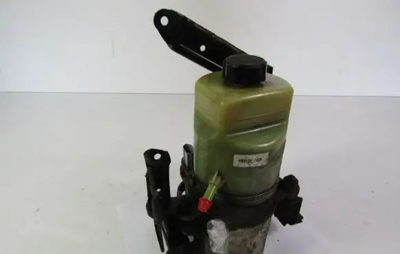 Ford Focus C-MAX Power steering pump 4M513K514BF