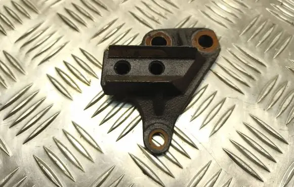 Volvo S60 Engine mounting bracket 8659104