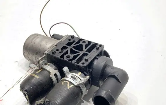 BMW 5 G30 G31 G38 Oil filter mounting bracket 9037610