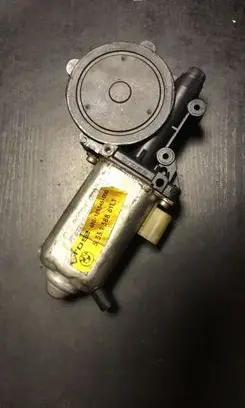 BMW 7 E32 Front door window regulator motor 1388611