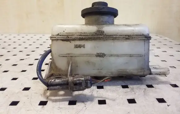 Toyota Corolla Verso E121 Brake fluid reservoir 