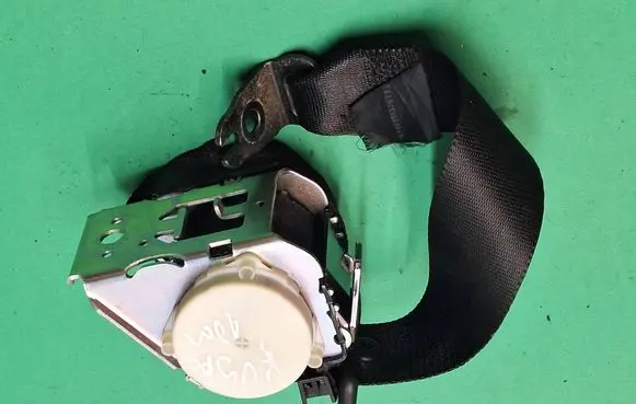 Ford Kuga I Middle seatbelt (rear) 00055641