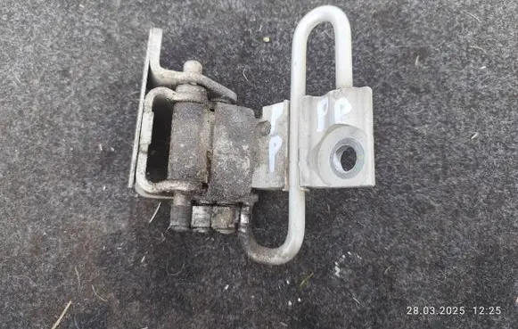 Volkswagen PASSAT B5.5 Front door lower hinge 4B0831412B 4B0831412 LA7W