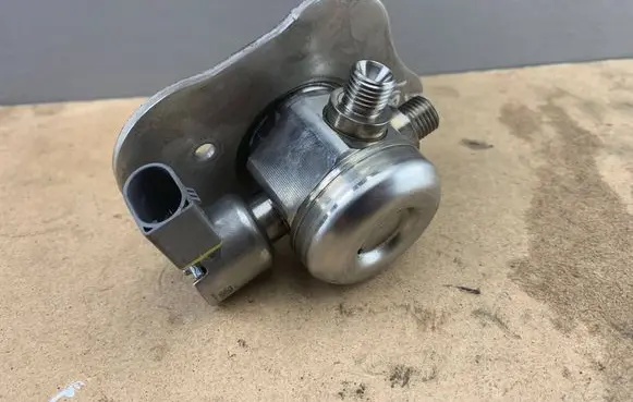 BMW 1 E81 E87 Fuel injection high pressure pump 7562473 13517562473