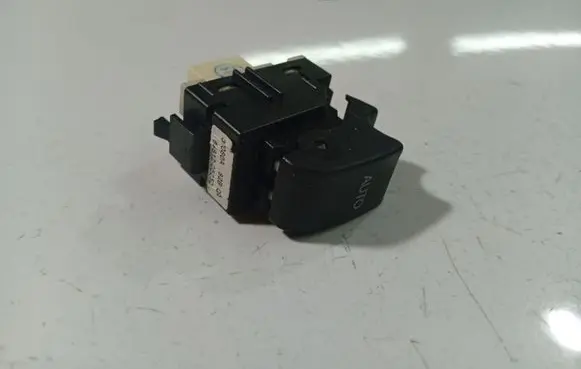 Toyota Avensis T250 Electric window control switch 37080A