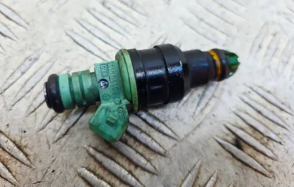 BMW 5 E39 Fuel injector 0280150415