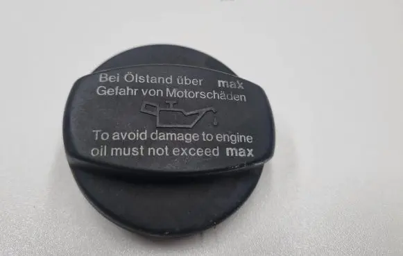 Mercedes-Benz C W203 Oil filler cap 1110180902 A0000100301 0000100301