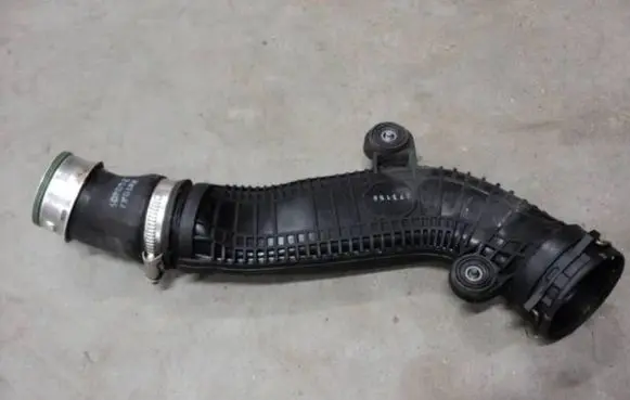 Volkswagen Jetta VI Intercooler hose/pipe 1K0145840R