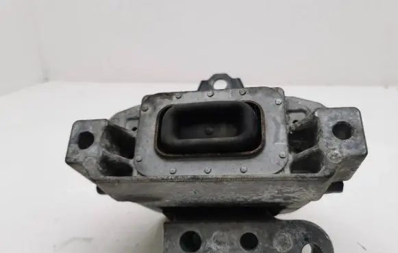Mitsubishi Outlander Engine mount bracket