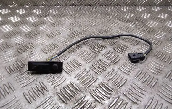 Nissan Qashqai Tailgate opening switch 
