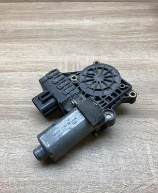 Ford Focus Front door window regulator motor 1321000350 0130821756