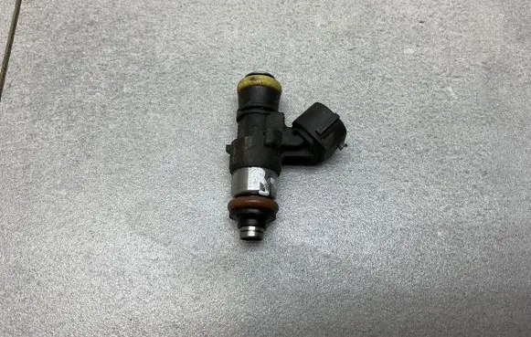 Volkswagen PASSAT B7 Fuel injector 03C906039A