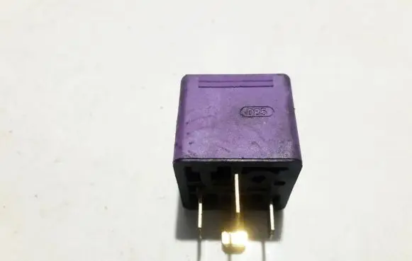 Opel Vectra B Other relay 90464759 0332019452
